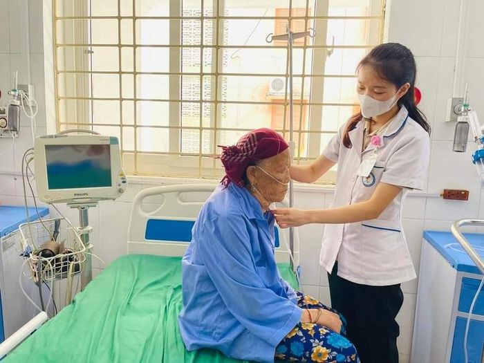  Làm việc tại khoa đặc thù Cấp cứu - Hồi sức tích cực - Chống độc, Bệnh viện Đa khoa huyện Bảo Yên, nữ điều dưỡng trẻ Triệu Thị Tín luôn hết lòng với công việc, theo dõi sát tình trạng người bệnh, cùng đồng nghiệp kịp thời cấp cứu cho nhiều trường hợp. 