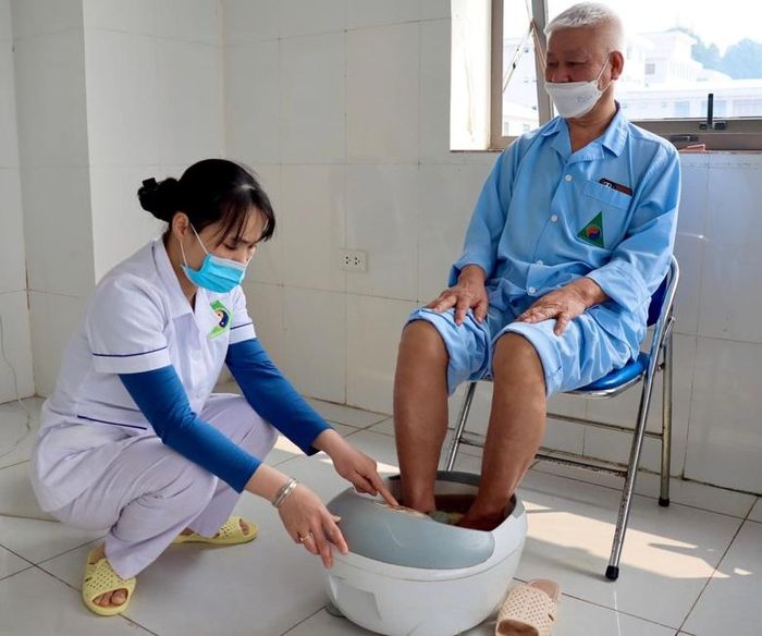  Người bệnh cao tuổi điều trị tại Bệnh viện Y học cổ truyền tỉnh đều quý mến điều dưỡng La Minh Phượng, Khoa Phục hồi chức năng bởi sự chu đáo, ân cần của chị. 