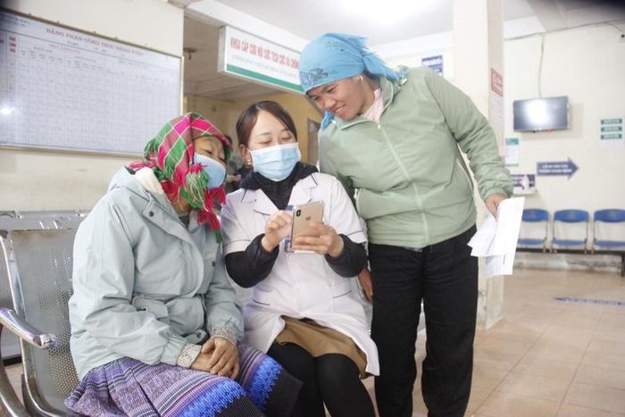  Điều dưỡng Giàng Thị Chở, Bệnh viện Đa khoa huyện Bắc Hà chu đáo hướng dẫn người dân cài đặt phần mềm nhắc lịch hẹn khám. 