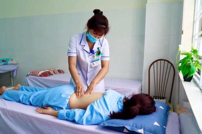  Điều dưỡng Đặng Thị Oanh, Khoa Nội Nhi, Bệnh viện Y học cổ truyền có tay nghề cao thực hiện trị liệu cho người bệnh. 