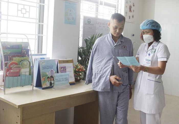  Hơn 20 năm gắn bó với nghề, chị Đào Lệ Huyên, Điều dưỡng trưởng Khoa Ngoại, Bệnh viện Đa khoa huyện Bảo Thắng luôn nêu cao tinh thần trách nhiệm và tận tâm với người bệnh. 
