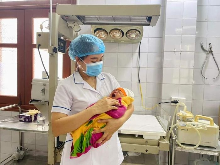  Điều dưỡng Mai Hồng Hạnh, Khoa Phụ Sản, Bệnh viện Đa khoa huyện Bảo Yên đã có 23 năm gắn bó với nghề. Chị đã đón tay an toàn hàng trăm em bé, mang lại niềm vui có thêm thành viên mới cho các gia đình. 