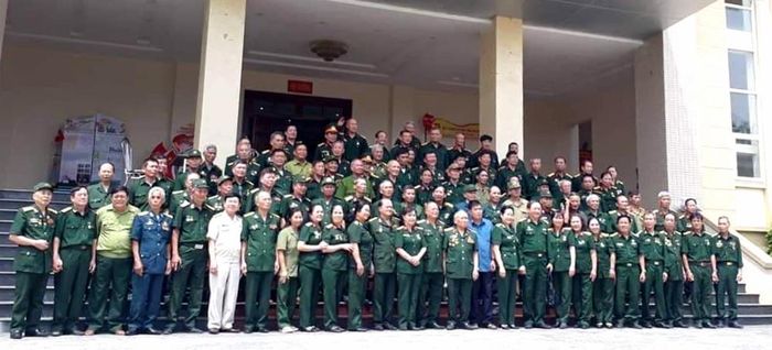 Lãnh đạo Hội Truyền thống Trường Sơn Việt Nam, Hội Truyền thống Trường Sơn tỉnh Phú Thọ và các hội viên chụp ảnh lưu niệm. (tháng 6 năm 2022 ). Ảnh: Lê Tư