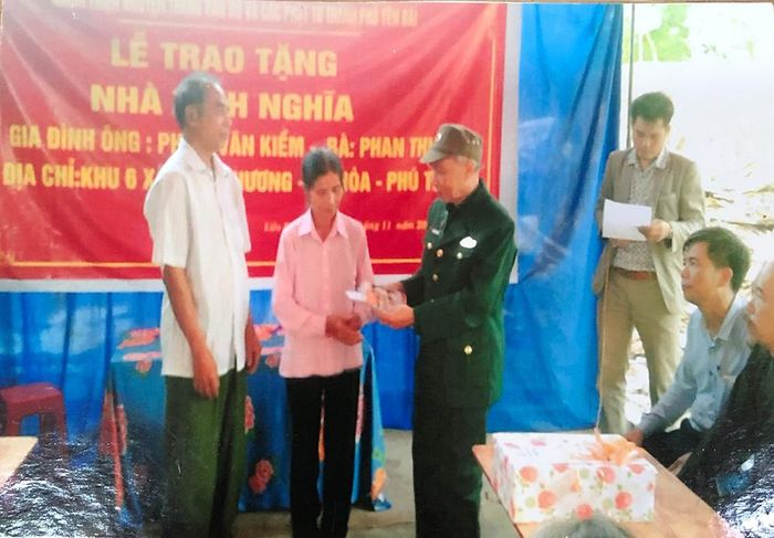 Trao tặng nhà tình nghĩa trị giá 120 triệu đồng cho hội viên Phạm Văn Kiểm (cả 2 vợ chồng đều là hội viên Trường Sơn), là hộ nghèo ở xã Đan Thượng, huyện Hạ Hòa. Ảnh tư liệu