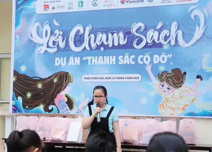 Bạn nhỏ khiếm thị tại Trung tâm Giáo dục - Hướng nghiệp trẻ em mù giao lưu trong sự kiện lời chạm sách do dự án “Thanh sắc Cố đô” tổ chức