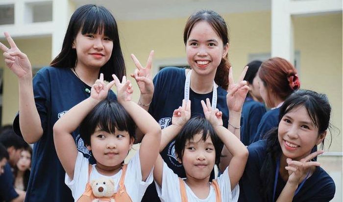 Các bạn nhỏ hào hứng tham gia trải nghiệm, giao lưu với các thành viên của dự án “Thanh sắc Cố đô”