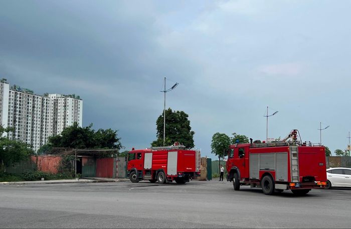 Các lực lượng chức năng có mặt kịp thời chữa cháy. Ảnh: Chu Dũng.