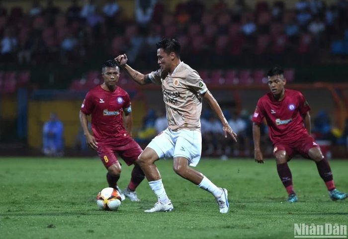 Công an Hà Nội chủ động chơi tấn công. (Ảnh: TRẦN HẢI)