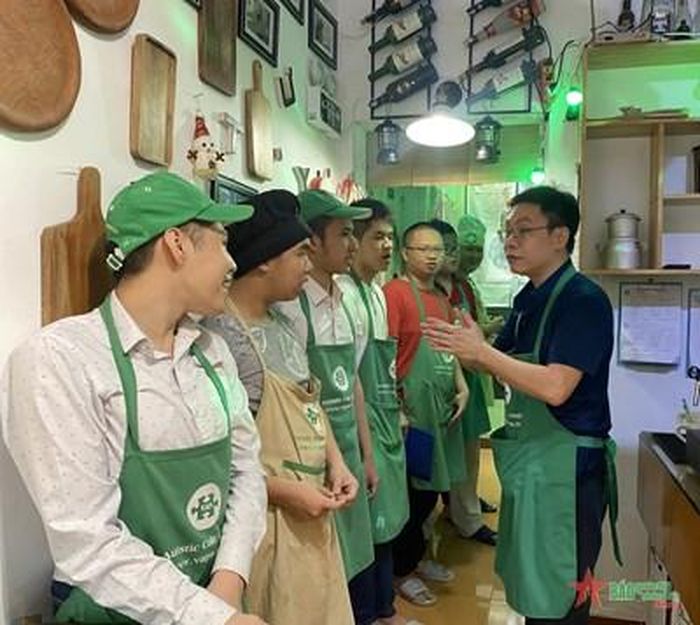  Anh Nguyễn Đức Trung phân công công việc cho các nhân viên ở VAPs. 