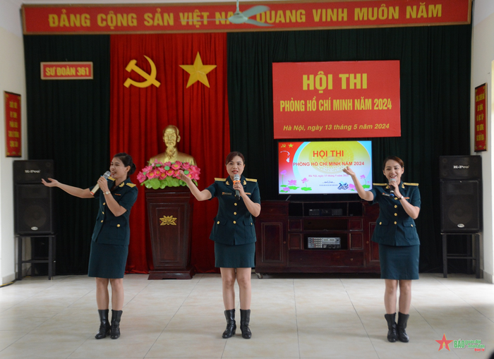 Hoạt động văn nghệ được tổ chức trong phòng Hồ Chí Minh. 
