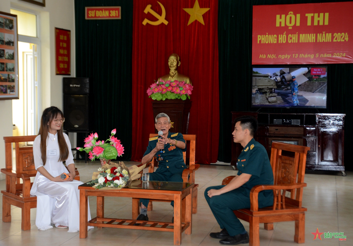 Tổ chức gặp mặt nhân chứng lịch sử kể chuyện truyền thống. 
