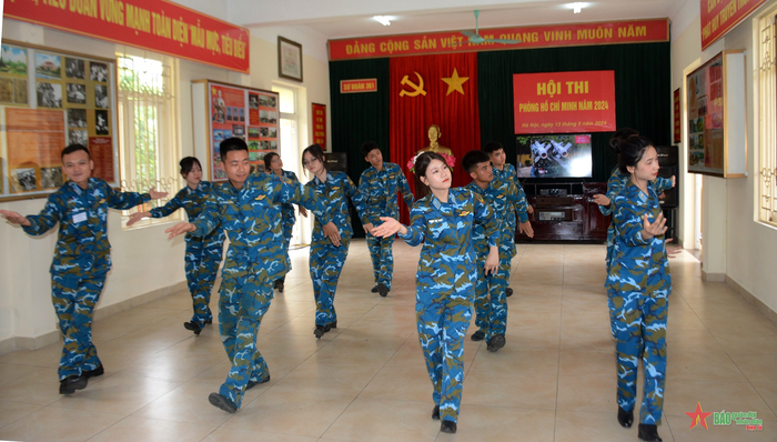 Bộ đội tích cực tham gia luyện tập các vũ điệu trong sinh hoạt tập thể. 