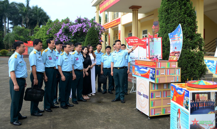 Ban tổ chức, ban giám khảo tham quan mô hình giáo dục trực quan của Tiểu đoàn 77, Trung đoàn 257. 