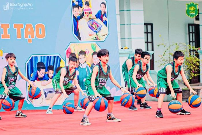  Tham gia mô hình tiên tiến, các em được học các môn năng khiếu trong nhà trường. Trong ảnh: Học sinh Trường THCS Trường Thi (TP. Vinh) trong giờ học ngoại khóa . Ảnh: NTCC 