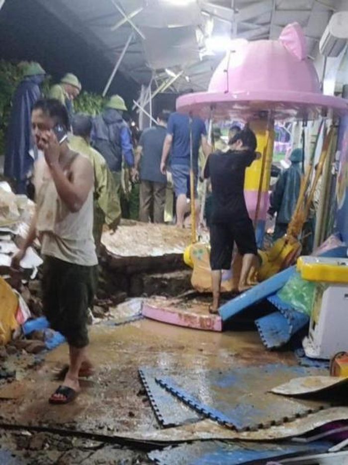 Công an huyện Ba Vì phối hợp lực lượng chức năng xuống hiện trường tham gia cứu nạn, đưa thi thể các cháu ra ngoài.