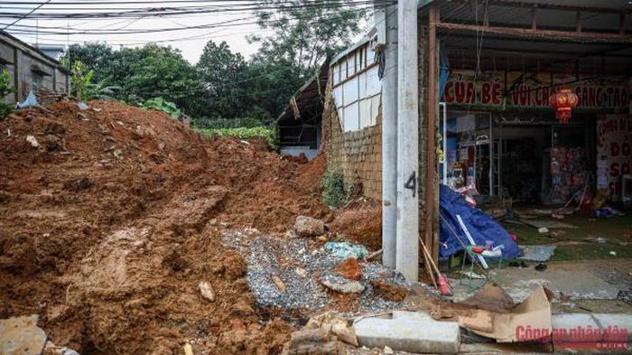 Phần tường còn lại sau khi sạt lở, đổ sập khiến 3 cháu nhỏ tử vong.