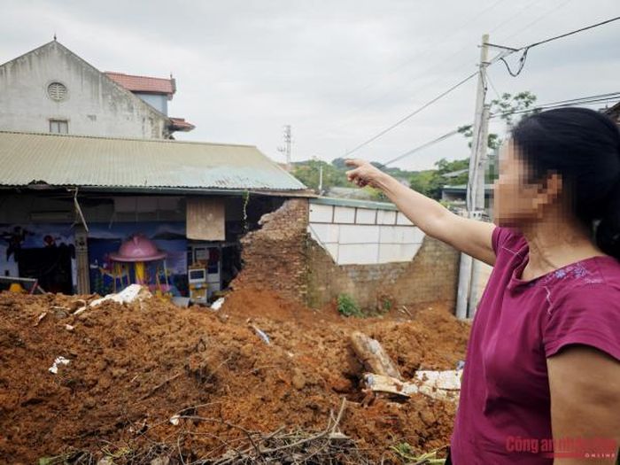Bà T. kể lại với PV thời điểm sau khi sạt lở xảy ra.