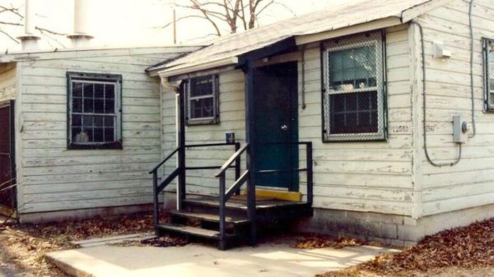 Ngôi nhà ở Fort Meade, Maryland, nơi các nhà ngoại cảm tập trung để theo dõi từ xa Đại sứ quán Mỹ ở Iran trong cuộc khủng hoảng con tin. Ngôi nhà bị san bằng khi chương trình tâm linh kết thúc vào năm 1995.