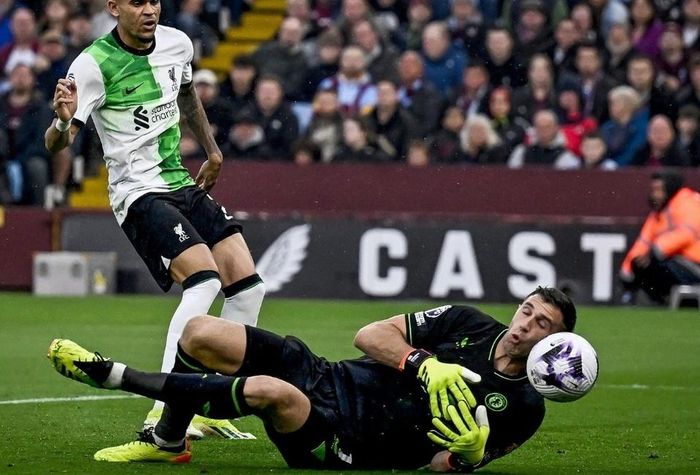 Martinez mắc sai lầm trong trận hòa 3-3 của Aston Villa và Liverpool.