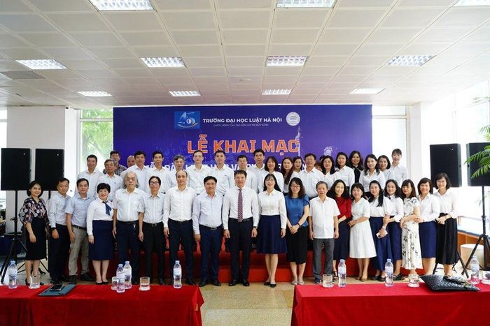 Các đại biểu chụp ảnh lưu niệm tại Lễ khai mạc. Ảnh: Công Phương.