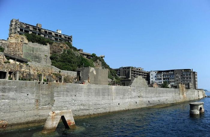 Đảo Hashima từng là mỏ khai thác than sầm uất hoạt động từ cuối thế kỷ 19 và đóng cửa vào năm 1974.