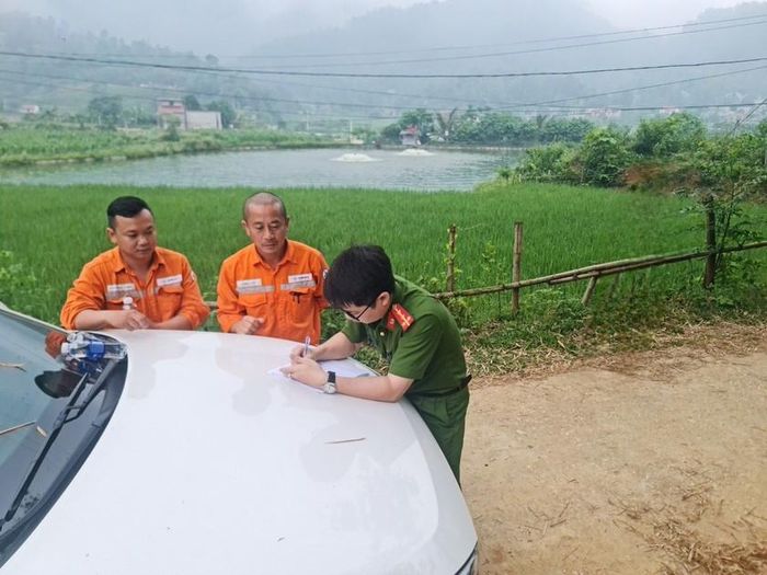 Điện lực Thành phố Lào Cai phối hợp Công an xã lập biên bản hiện trường.