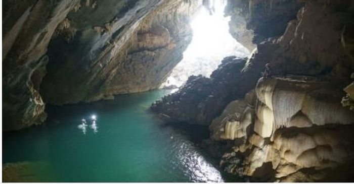 Hang Trạ Ang với dòng suối mát lành màu ngọc bích (Ảnh: jungleboss_vietnam)