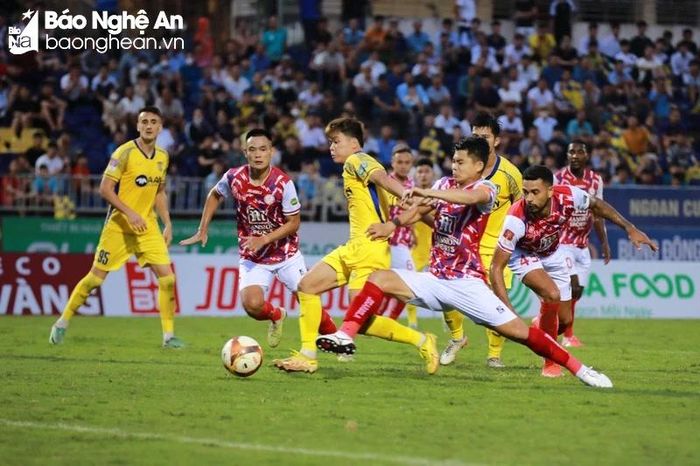  Tình huống Trần Mạnh Quỳnh bỏ lỡ cơ hội ghi bàn vào lưới Câu lạc bộ TP. Hồ Chí Minh. Ảnh tư liệu Chung Lê 