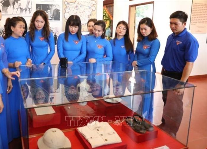 Đoàn viên thanh niên, cán bộ đoàn thành phố Hải Dương tham quan các hiện vật trưng bày tại nhà tưởng niệm Chủ tịch Hồ Chí Minh. Ảnh: Mạnh Minh/TTXVN