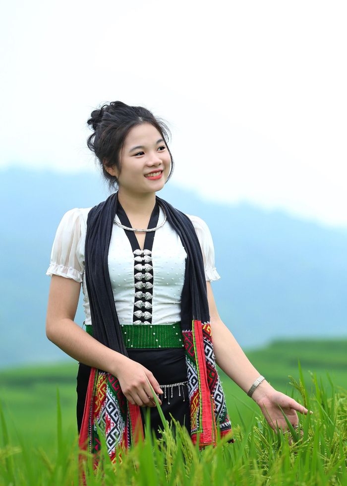 Vẻ đẹp rạng ngời của thiếu nữ trong bộ trang phục truyền thống của dân tộc Thái (Ảnh: Anh Hoàng).
