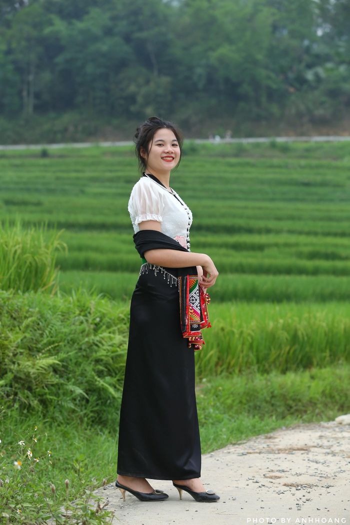Thiếu nữ rạng ngời bên ruộng lúa (Ảnh: Anh Hoàng).