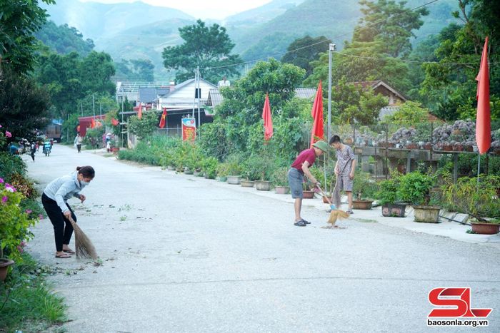 Nhân dân bản Nghĩa Hưng, xã Mường Cơi, huyện Phù Yên, quét dọn, vệ sinh môi trường.