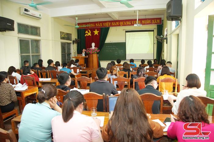Bồi dưỡng lý luận chính trị cho đảng viên mới tại Trung tâm Bồi dưỡng chính trị huyện Phù Yên.