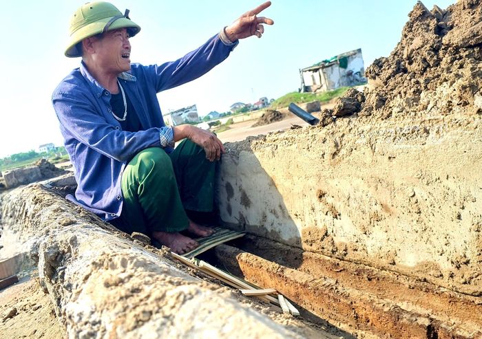 Ông Phan Âu trên cánh đồng muối vắng bóng diêm dân.
