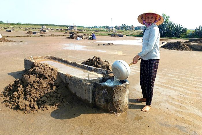 Bà Lê Thị Tuyền làm muối cũng chỉ lấy công làm lãi, bù chi tiêu trang trải hàng ngày.