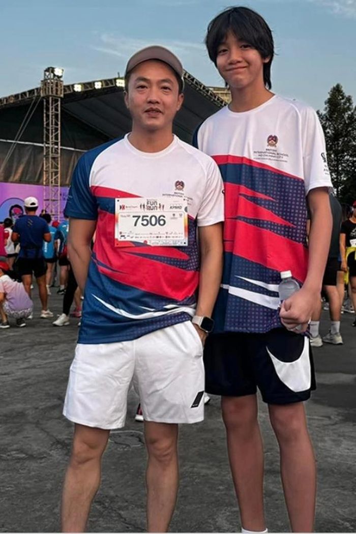 Anh hay đưa con đi chơi và mỗi lần xuất hiện khán giả đều trầm trồ ngạc nhiên về chiều cao của cậu bé.