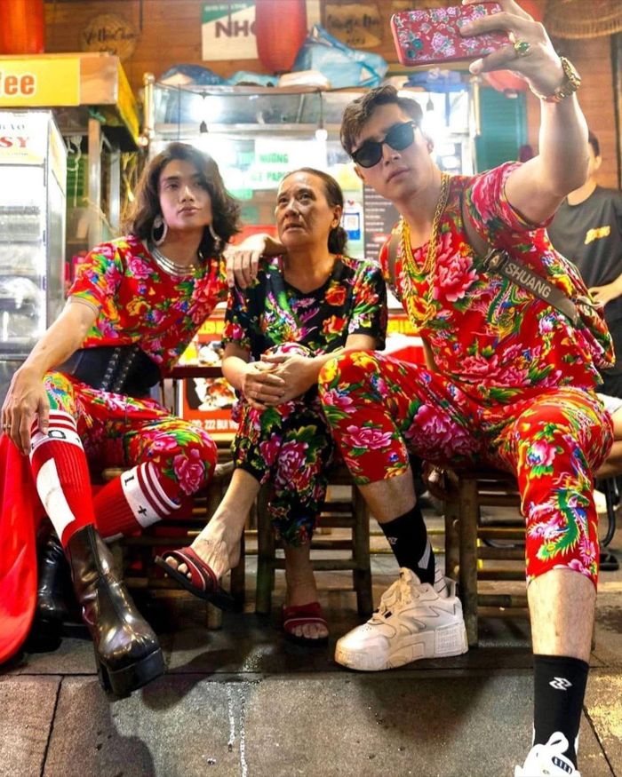  Trong chuyến du lịch Việt Nam, nhà sáng tạo nội dung này trổ tài phối đồ cho một người bạn mới gặp. Anh kết hợp bộ đồ họa tiết chăn con công với corset, tạo điểm nhấn với đôi vớ cao cổ màu đỏ rực. Với những phương pháp ứng dụng đa dạng, Miles Moretti nhiệt tình lăng xê trang phục in họa tiết hoa dongbei, tạo ra một cơn sốt trên mạng xã hội. 