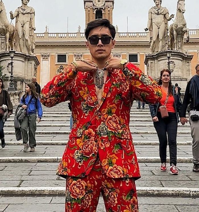  Các clip ghi lại khoảnh khắc Miles Moretti mặc trang phục họa tiết chăn con công trên đường phố Paris (Pháp), London (Anh) từng gây sốt hồi cuối năm ngoái. Anh hiện sở hữu 5,6 triệu lượt thích trên trang cá nhân. Miles Moretti thể hiện sự sáng tạo khi tự chế hàng loạt trang phục từ vải in họa tiết hoa dongbei. Đây là loại vải được dùng để may chăn, thường được gọi là chăn con công tại Việt Nam. Nhà sáng tạo nội dung này sử dụng chất liệu đặc biệt để thiết kế các kiểu dáng trang phục khác nhau như áo phông, set suit và váy. Không chỉ tự mặc những món đồ này, anh còn mời bạn bè mặc cùng, tạo thành hiệu ứng khi xuất hiện trên đường phố. 