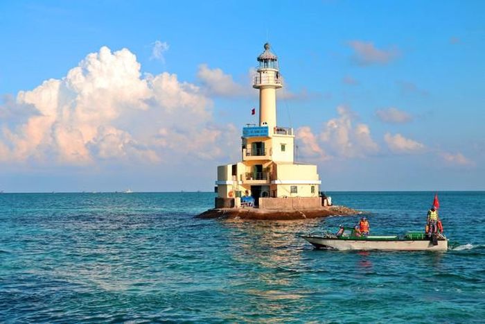 Hải đăng trên đảo Đá Tây B