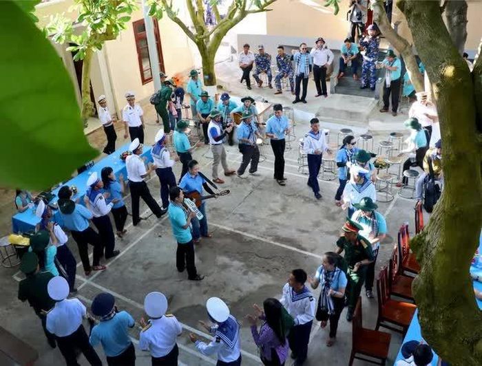 Cán bộ, chiến sĩ trên đảo An Bang cùng hòa ca với các đại biểu vượt trùng khơi ra thăm đảo