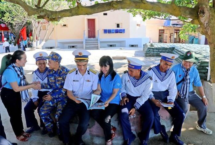 Tình quân dân gắn bó keo sơn như biển đảo là một phần thiêng liêng không thể tách rời với quê hương Tổ quốc