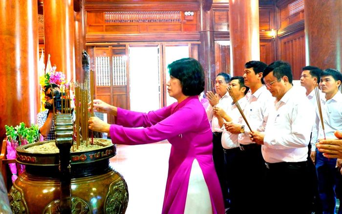 Dòng người vào thắp hương tưởng niệm Bác.