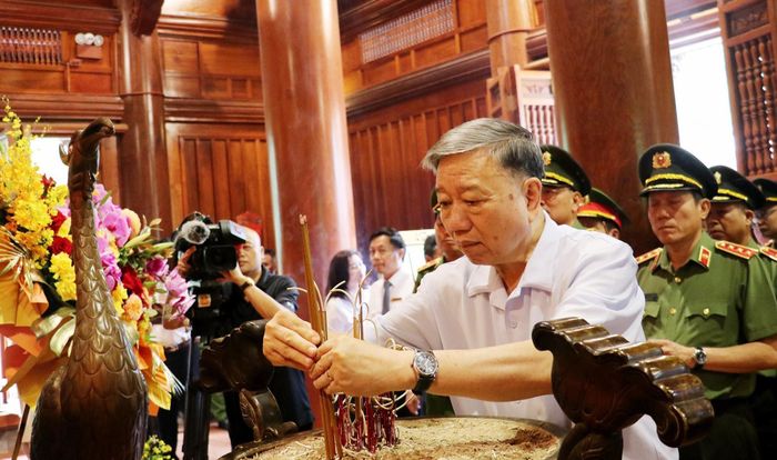 Đại tướng Tô Lâm – Bộ trưởng Bộ Công an dâng hương tưởng niệm Chủ tịch Hồ Chí Minh vĩ đại.