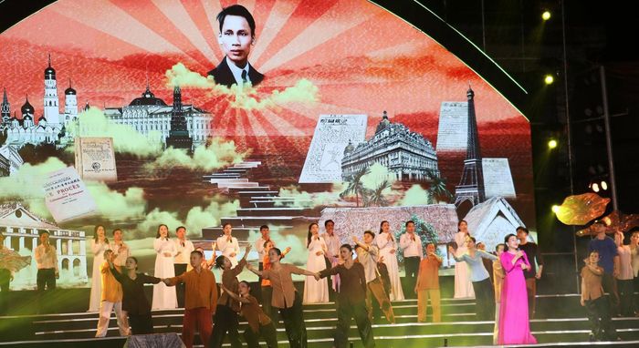 Tiết mục “Hát Múa Ngày hội Làng Sen” đầy ấn tượng trong lễ hội Làng Sen 2024.