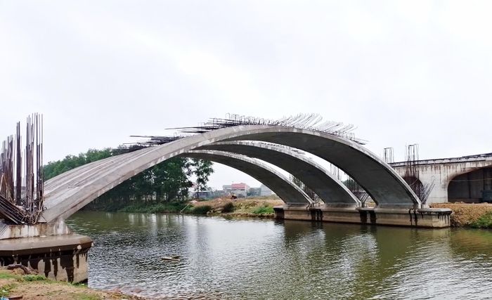 Cầu bắc qua sông gần nhà Đại tướng sắp khánh thành. Ảnh: Nguyễn Thế Tường