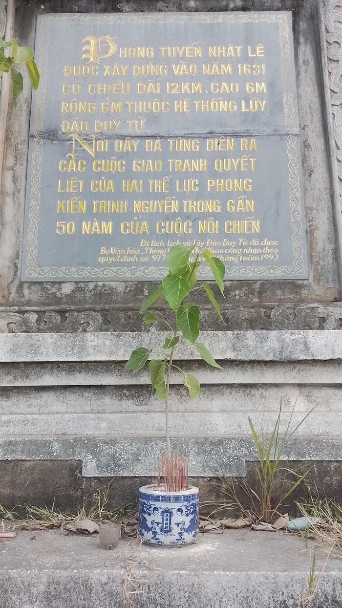 Bia di tích lũy Trấn Ninh (còn có tên là lũy Nhật Lệ) bên cửa sông. Ảnh: Nguyễn Thế Tường