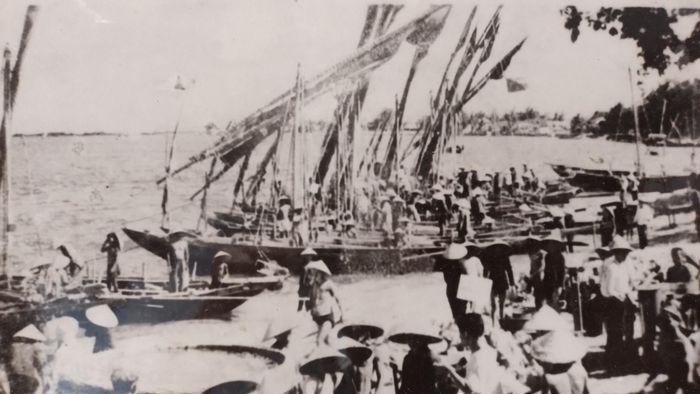 Thuyền buồm về bến (chợ Đồng Hới) giữa thế kỷ 20 và thuyền máy nằm bến đầu thế kỷ 21.