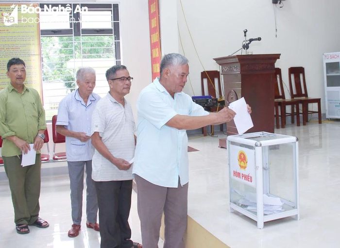  Cử tri xóm 7, xã Xuân Lâm, huyện Nam Đàn bỏ phiếu lấy ý kiến về phương án sáp nhập xã. Ảnh: Mai Hoa 