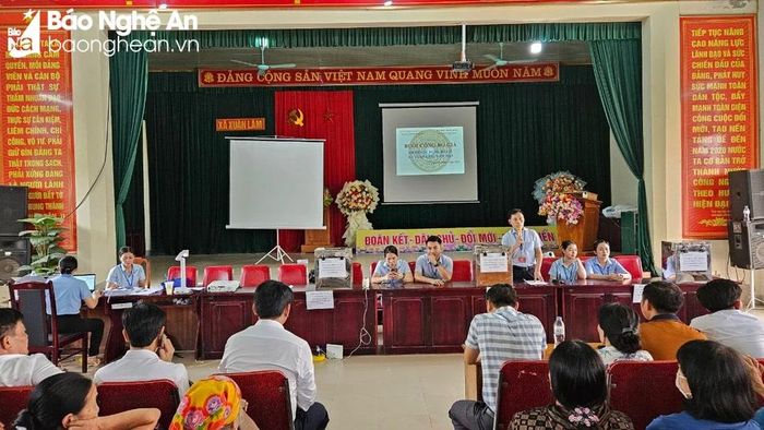  Điều hành công bố kết quả bỏ phiếu đấu giá tại xã Xuân Lâm, huyện Nam Đàn. Ảnh: Cơ sở cung cấp 