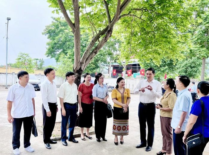 Đồng chí Hoàng Nghĩa Hiếu trao đổi với các cử tri thị trấn Hòa Bình. 